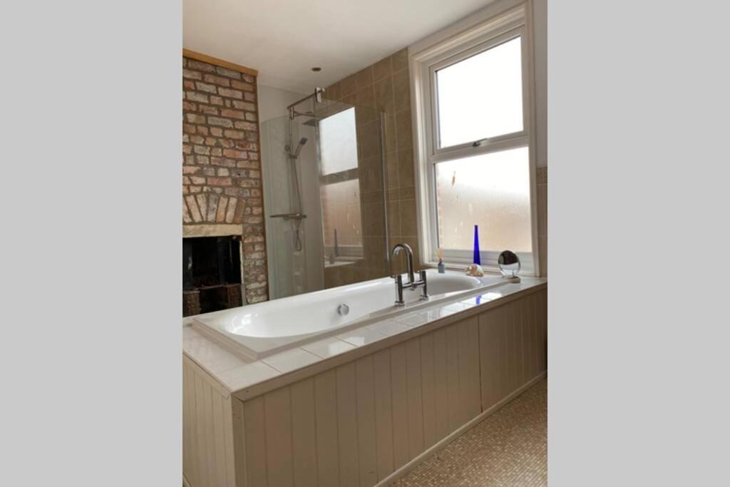 200 Year Old Large Townhouse With Sea Views Villa Scarborough Exterior photo